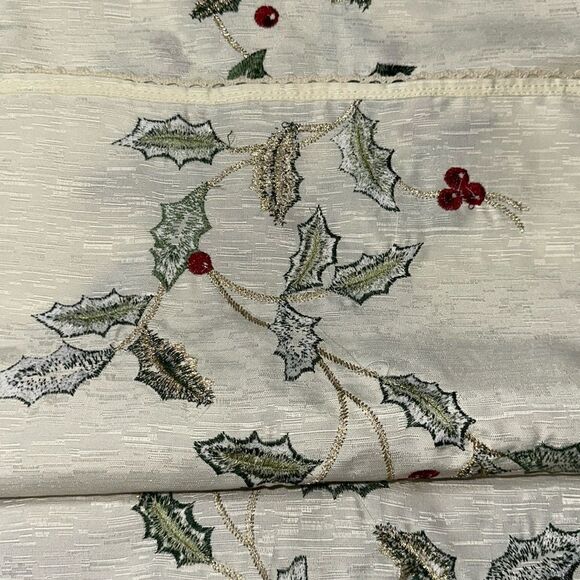 tinsel & fir Ivory Green Red Embroidered Christmas Winter Berry Table Runner - Picture 9 of 11